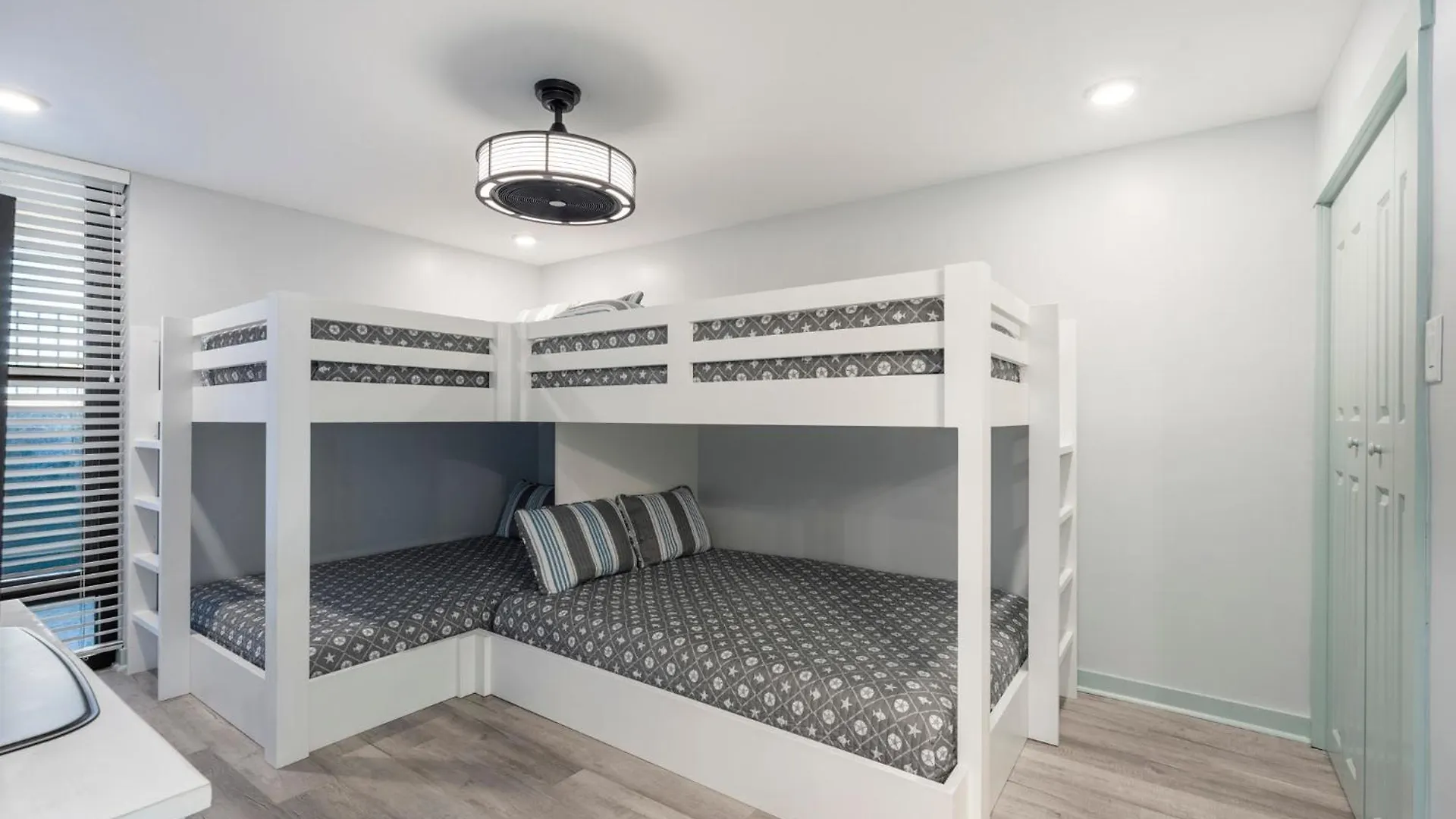 Edgewater Windward 508 - Newly Renovated Corner Condominium! Panama City Beach United States