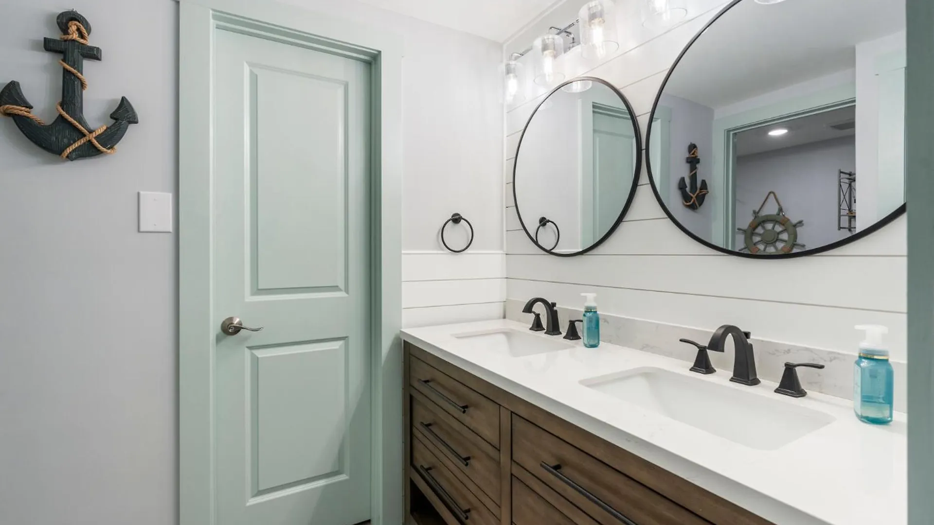 Edgewater Windward 508 - Newly Renovated Corner Condominium! Panama City Beach Apartment